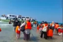 Petugas Gulkarmat mengevakuasi penumpang KM Makmur Jaya yang mengalami mati mesin di perairan Pulau Pari, Kepulauan Seribu Selatan, Minggu (5/7/2026). Posnews/Gulkarmat)
