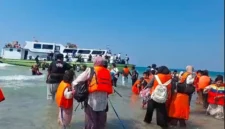 Petugas Gulkarmat mengevakuasi penumpang KM Makmur Jaya yang mengalami mati mesin di perairan Pulau Pari, Kepulauan Seribu Selatan, Minggu (5/7/2026). Posnews/Gulkarmat)