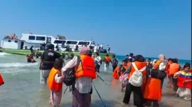 Petugas Gulkarmat mengevakuasi penumpang KM Makmur Jaya yang mengalami mati mesin di perairan Pulau Pari, Kepulauan Seribu Selatan, Minggu (5/7/2026). Posnews/Gulkarmat)