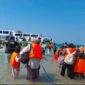 Petugas Gulkarmat mengevakuasi penumpang KM Makmur Jaya yang mengalami mati mesin di perairan Pulau Pari, Kepulauan Seribu Selatan, Minggu (5/7/2026). Posnews/Gulkarmat)