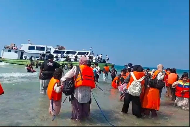 Petugas Gulkarmat mengevakuasi penumpang KM Makmur Jaya yang mengalami mati mesin di perairan Pulau Pari, Kepulauan Seribu Selatan, Minggu (5/7/2026). Posnews/Gulkarmat)