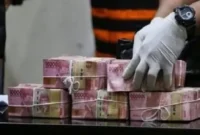 Ilustrasi, Petugas KPK membawa barang bukti uang tunai usai operasi tangkap tangan yang menjerat Bupati Pemalang Anom Widiyantoro. (Posnews/KPK)