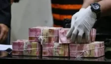 Ilustrasi, Petugas KPK membawa barang bukti uang tunai usai operasi tangkap tangan yang menjerat Bupati Pemalang Anom Widiyantoro. (Posnews/KPK)
