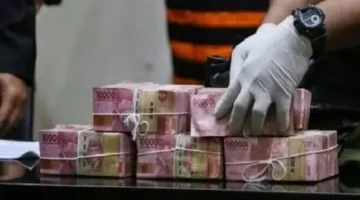 Ilustrasi, Petugas KPK membawa barang bukti uang tunai usai operasi tangkap tangan yang menjerat Bupati Pemalang Anom Widiyantoro. (Posnews/KPK)