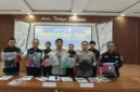 Kapolres Sukabumi AKBP Samian memperlihatkan barang bukti kasus pembunuhan seorang ibu empat anak di Sukabumi yang diduga dilakukan kekasih korban. (Posnews/Polres Sukabumi)