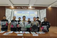 Kapolres Sukabumi AKBP Samian memperlihatkan barang bukti kasus pembunuhan seorang ibu empat anak di Sukabumi yang diduga dilakukan kekasih korban. (Posnews/Polres Sukabumi)