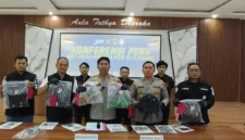Kapolres Sukabumi AKBP Samian memperlihatkan barang bukti kasus pembunuhan seorang ibu empat anak di Sukabumi yang diduga dilakukan kekasih korban. (Posnews/Polres Sukabumi)