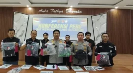 Kapolres Sukabumi AKBP Samian memperlihatkan barang bukti kasus pembunuhan seorang ibu empat anak di Sukabumi yang diduga dilakukan kekasih korban. (Posnews/Polres Sukabumi)