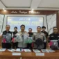 Kapolres Sukabumi AKBP Samian memperlihatkan barang bukti kasus pembunuhan seorang ibu empat anak di Sukabumi yang diduga dilakukan kekasih korban. (Posnews/Polres Sukabumi)