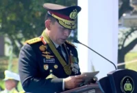 Kapolri Jenderal Listyo Sigit Prabowo menyampaikan laporan capaian Polri di hadapan Presiden Prabowo Subianto pada Upacara Hari Bhayangkara ke-80 di Satlat Brimob Cikeas, Bogor, Rabu (1/7/2026), termasuk pengungkapan 464 kasus migas, penyelamatan Rp756 miliar, dan pemblokiran 278 ribu situs judi online. (Posnews/Ist)