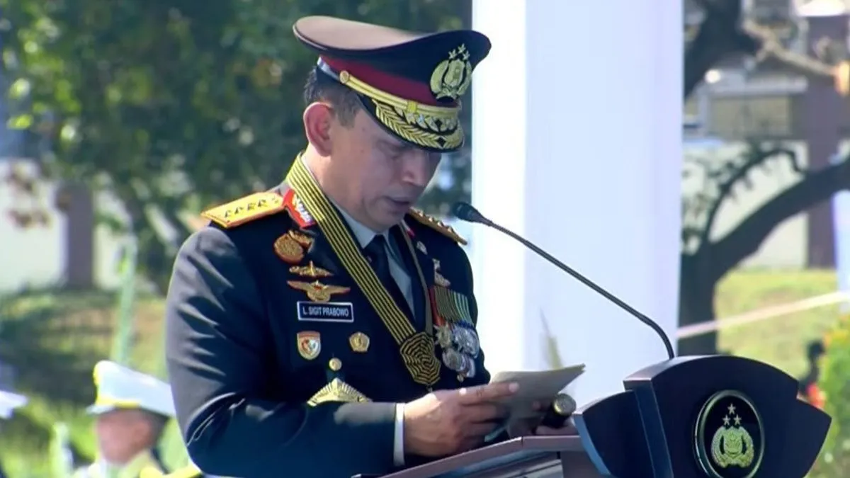 Kapolri Jenderal Listyo Sigit Prabowo menyampaikan laporan capaian Polri di hadapan Presiden Prabowo Subianto pada Upacara Hari Bhayangkara ke-80 di Satlat Brimob Cikeas, Bogor, Rabu (1/7/2026), termasuk pengungkapan 464 kasus migas, penyelamatan Rp756 miliar, dan pemblokiran 278 ribu situs judi online. (Posnews/Ist)