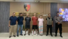 Penyidik Bareskrim Polri menyerahkan tiga tersangka dan barang bukti uang tunai Rp2,8 miliar dalam kasus narkoba White Rabbit ke Kejaksaan Negeri Jakarta Selatan. (Posnews/Bareskrim Polri)
