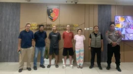 Penyidik Bareskrim Polri menyerahkan tiga tersangka dan barang bukti uang tunai Rp2,8 miliar dalam kasus narkoba White Rabbit ke Kejaksaan Negeri Jakarta Selatan. (Posnews/Bareskrim Polri)