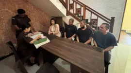 Penyidik Bareskrim Polri menyerahkan tiga tersangka dan barang bukti kasus peredaran narkoba New Star Club Bali ke Kejaksaan Negeri Denpasar. (Posnews/Bareskrim Polri)