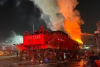 Kapal KN SAR Ramawijaya 240 milik Basarnas terbakar saat menjalani perawatan di Muara Baru, Jakarta Utara. (Posnews/Basarnas)