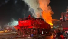 Kapal KN SAR Ramawijaya 240 milik Basarnas terbakar saat menjalani perawatan di Muara Baru, Jakarta Utara. (Posnews/Basarnas)