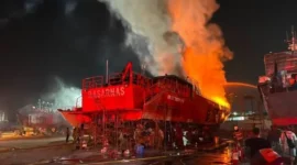 Kapal KN SAR Ramawijaya 240 milik Basarnas terbakar saat menjalani perawatan di Muara Baru, Jakarta Utara. (Posnews/Basarnas)