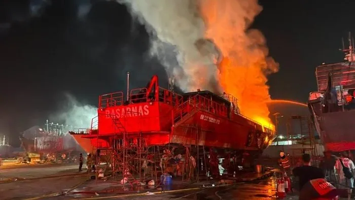 Kapal KN SAR Ramawijaya 240 milik Basarnas terbakar saat menjalani perawatan di Muara Baru, Jakarta Utara. (Posnews/Basarnas)