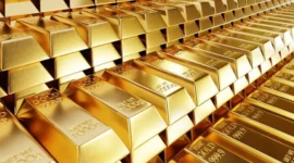 Batangan emas dengan latar grafik kenaikan harga emas global periode II Agustus 2026.(Posnews/Getty Images/urzine)
