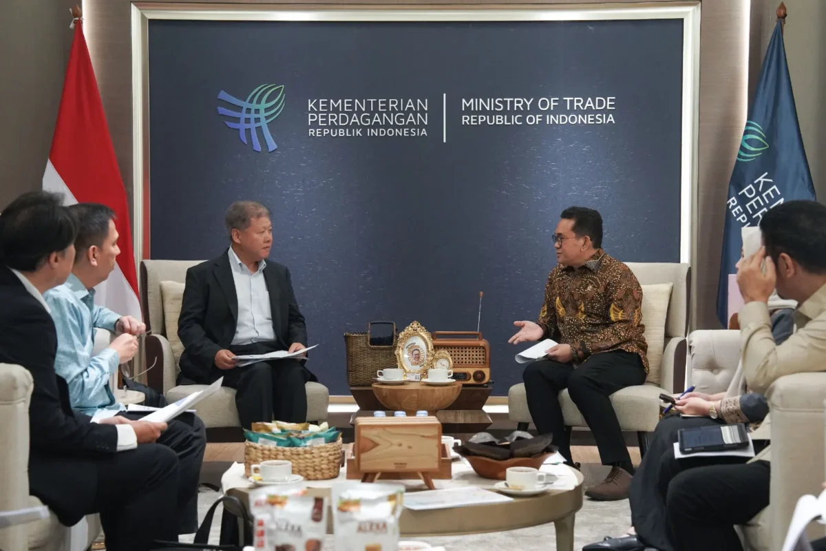 Menteri Perdagangan Budi Santoso bertemu delegasi Seiko Epson Corporation dan PT Indonesia Epson Industry di Kantor Kemendag untuk membahas peningkatan ekspor produk manufaktur Indonesia. (Posnews/Kemendag)


