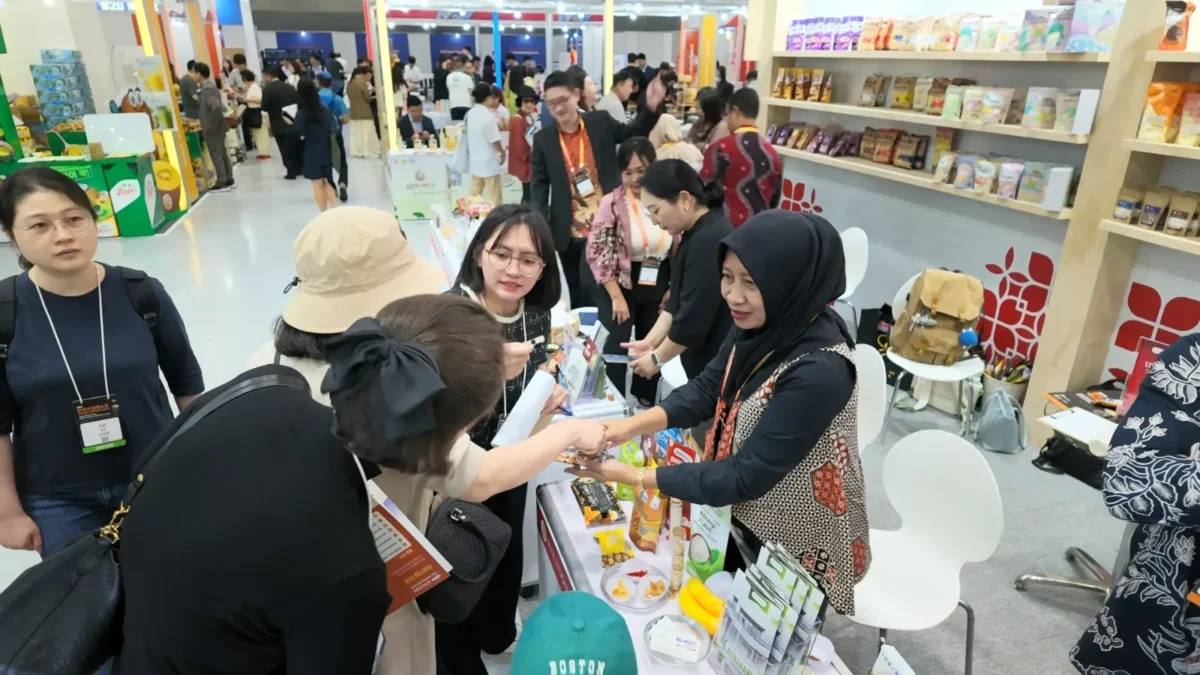 Pelaku UMKM Indonesia mempromosikan produk pangan olahan dan kopi specialty pada Korea Import Expo 2026 di Seoul, Korea Selatan. (Posnews/Kemendag)