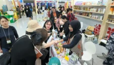 Pelaku UMKM Indonesia mempromosikan produk pangan olahan dan kopi specialty pada Korea Import Expo 2026 di Seoul, Korea Selatan. (Posnews/Kemendag)
