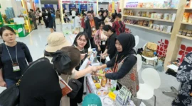 Pelaku UMKM Indonesia mempromosikan produk pangan olahan dan kopi specialty pada Korea Import Expo 2026 di Seoul, Korea Selatan. (Posnews/Kemendag)