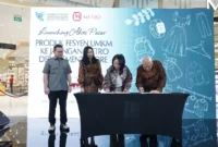 Menteri Perdagangan Budi Santoso menyaksikan penandatanganan kerja sama Kemendag dengan Metro Department Store untuk memperluas pemasaran 11 UMKM fesyen lokal di ritel modern. (Posnews/Kemendag)