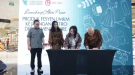 Menteri Perdagangan Budi Santoso menyaksikan penandatanganan kerja sama Kemendag dengan Metro Department Store untuk memperluas pemasaran 11 UMKM fesyen lokal di ritel modern. (Posnews/Kemendag)