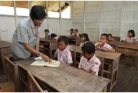 Ilustrasi, Tunjangan Profesi Guru (TPG) membantu meningkatkan kesejahteraan guru sehingga mereka dapat lebih fokus mengajar dan meningkatkan kualitas pendidikan di daerah pesisir. (Posnews/Ist)