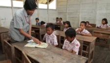 Ilustrasi, Tunjangan Profesi Guru (TPG) membantu meningkatkan kesejahteraan guru sehingga mereka dapat lebih fokus mengajar dan meningkatkan kualitas pendidikan di daerah pesisir. (Posnews/Ist)