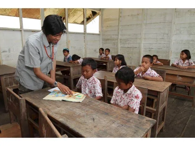 Ilustrasi, Tunjangan Profesi Guru (TPG) membantu meningkatkan kesejahteraan guru sehingga mereka dapat lebih fokus mengajar dan meningkatkan kualitas pendidikan di daerah pesisir. (Posnews/Ist)