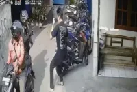 Dua terduga pelaku curanmor di Tapos Depok kabur setelah kepergok membobol motor dan diduga menodongkan senjata api kepada warga. (Posnews/Ist)
