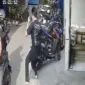 Dua terduga pelaku curanmor di Tapos Depok kabur setelah kepergok membobol motor dan diduga menodongkan senjata api kepada warga. (Posnews/Ist)