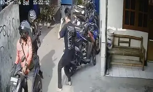 Dua terduga pelaku curanmor di Tapos Depok kabur setelah kepergok membobol motor dan diduga menodongkan senjata api kepada warga. (Posnews/Ist)