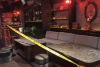 Polisi memasang garis polisi di lokasi penembakan bar Canggu yang melukai sekuriti dan WN China. (Posnews/Polres Badung)