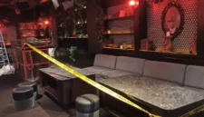 Polisi memasang garis polisi di lokasi penembakan bar Canggu yang melukai sekuriti dan WN China. (Posnews/Polres Badung)