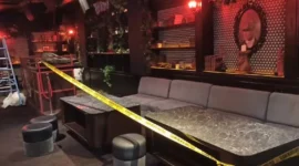 Polisi memasang garis polisi di lokasi penembakan bar Canggu yang melukai sekuriti dan WN China. (Posnews/Polres Badung)

