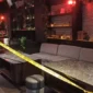 Polisi memasang garis polisi di lokasi penembakan bar Canggu yang melukai sekuriti dan WN China. (Posnews/Polres Badung)
