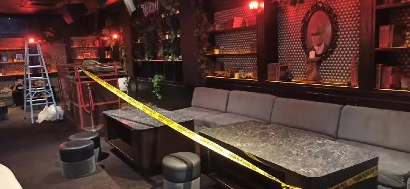 Polisi memasang garis polisi di lokasi penembakan bar Canggu yang melukai sekuriti dan WN China. (Posnews/Polres Badung)

