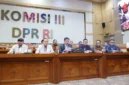 Ketua Komisi III DPR bersama pimpinan Polri dan Kejaksaan Agung saat mengumumkan pembentukan Panja pengawasan kasus dugaan korupsi batu bara, ASABRI, dan Krakatau Steel di Jakarta. (Posnews/DPR RI)