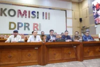 Ketua Komisi III DPR bersama pimpinan Polri dan Kejaksaan Agung saat mengumumkan pembentukan Panja pengawasan kasus dugaan korupsi batu bara, ASABRI, dan Krakatau Steel di Jakarta. (Posnews/DPR RI)