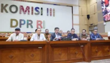 Ketua Komisi III DPR bersama pimpinan Polri dan Kejaksaan Agung saat mengumumkan pembentukan Panja pengawasan kasus dugaan korupsi batu bara, ASABRI, dan Krakatau Steel di Jakarta. (Posnews/DPR RI)