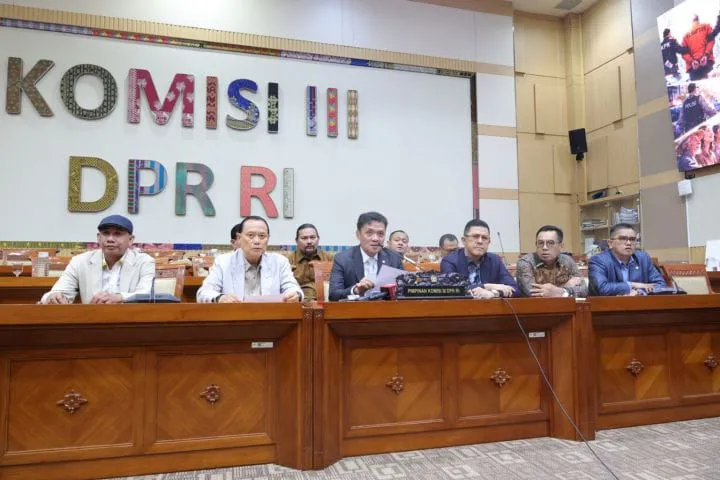 Ketua Komisi III DPR bersama pimpinan Polri dan Kejaksaan Agung saat mengumumkan pembentukan Panja pengawasan kasus dugaan korupsi batu bara, ASABRI, dan Krakatau Steel di Jakarta. (Posnews/DPR RI)