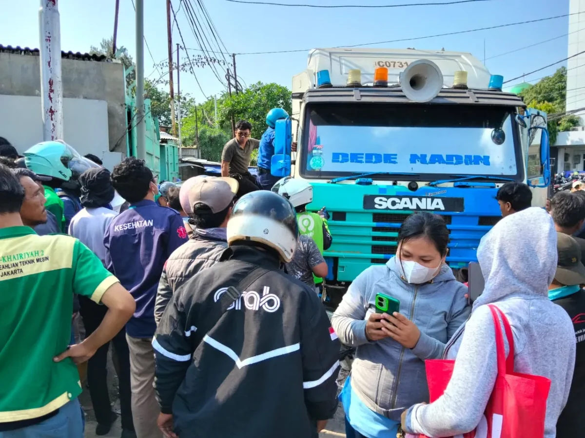 Petugas mengevakuasi sopir truk kontainer setelah kecelakaan di Jalan Plumpang Raya, Koja, Jakarta Utara, yang melibatkan dua mobil dan beberapa sepeda motor. (Posnews/MR)