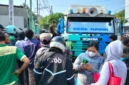 Petugas mengevakuasi sopir truk kontainer setelah kecelakaan di Jalan Plumpang Raya, Koja, Jakarta Utara, yang melibatkan dua mobil dan beberapa sepeda motor. (Posnews/MR)