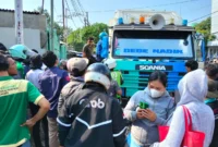 Petugas mengevakuasi sopir truk kontainer setelah kecelakaan di Jalan Plumpang Raya, Koja, Jakarta Utara, yang melibatkan dua mobil dan beberapa sepeda motor. (Posnews/MR)