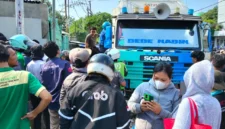 Petugas mengevakuasi sopir truk kontainer setelah kecelakaan di Jalan Plumpang Raya, Koja, Jakarta Utara, yang melibatkan dua mobil dan beberapa sepeda motor. (Posnews/MR)