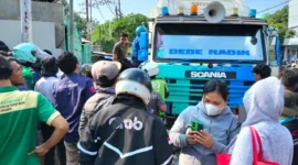 Petugas mengevakuasi sopir truk kontainer setelah kecelakaan di Jalan Plumpang Raya, Koja, Jakarta Utara, yang melibatkan dua mobil dan beberapa sepeda motor. (Posnews/MR)