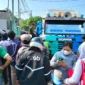 Petugas mengevakuasi sopir truk kontainer setelah kecelakaan di Jalan Plumpang Raya, Koja, Jakarta Utara, yang melibatkan dua mobil dan beberapa sepeda motor. (Posnews/MR)